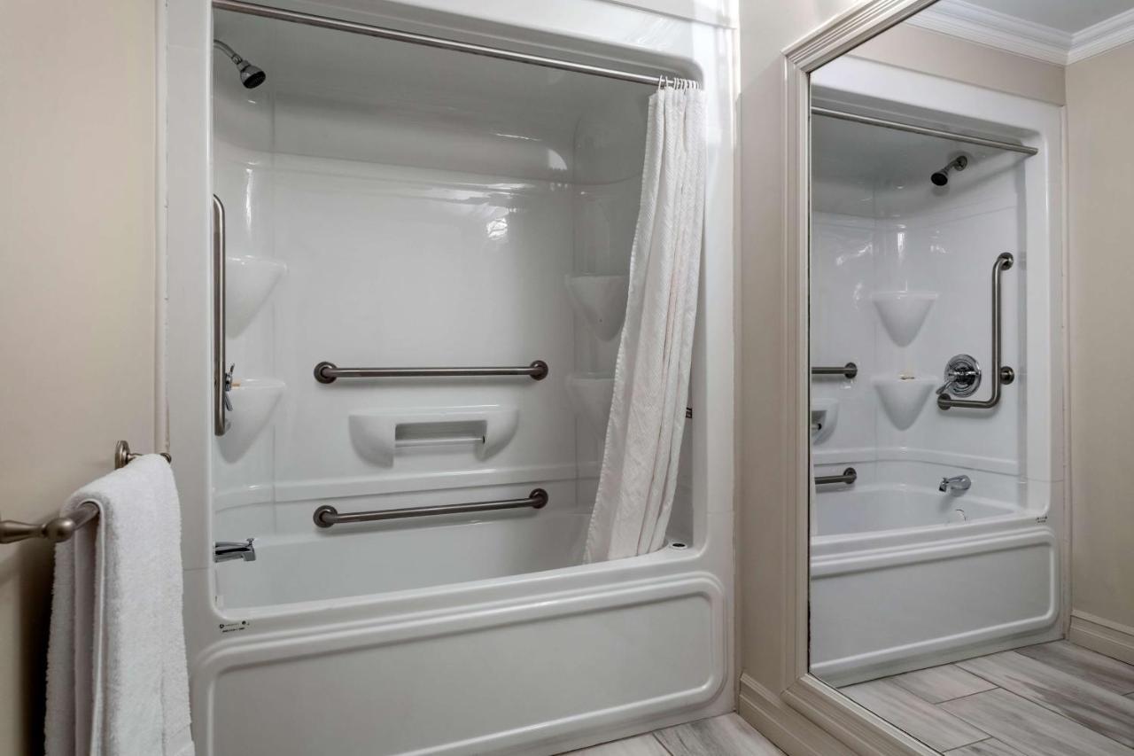 Dannys Hotel Suites; Surestay Collection By Best Western Beresford Екстериор снимка